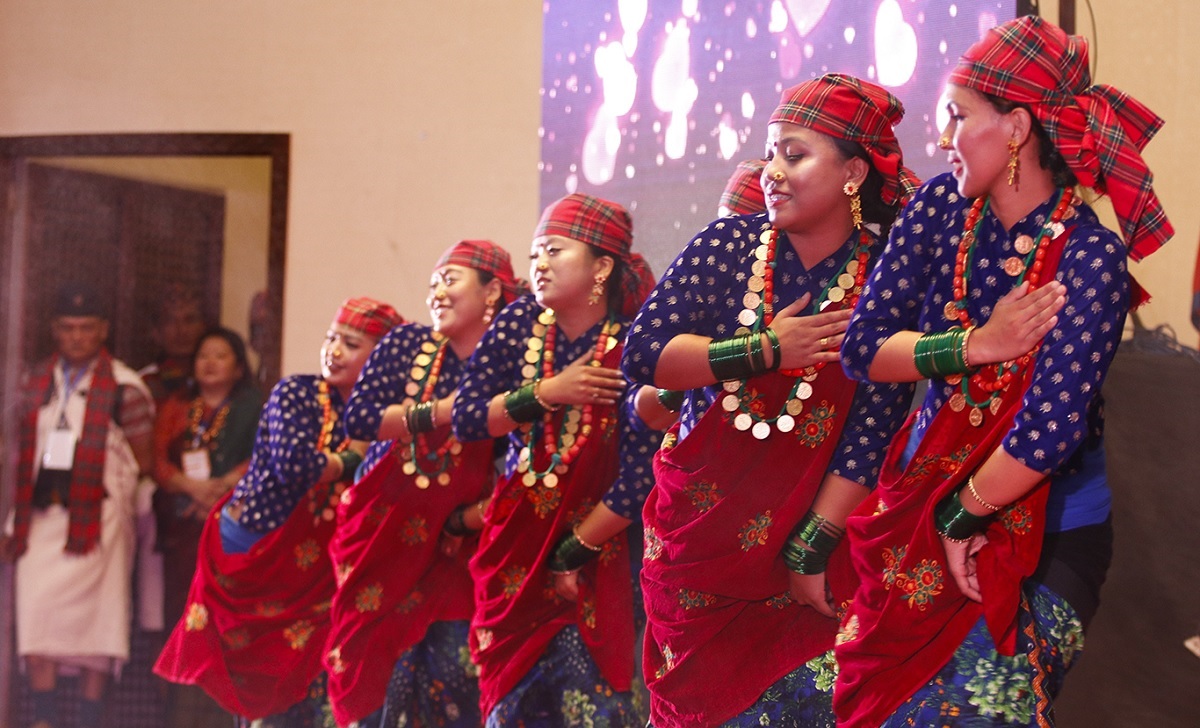 कौरा चुड्का नाच्दै युवती। तस्बिर: नवीनबाबु गुरूङ/सेतोपाटी